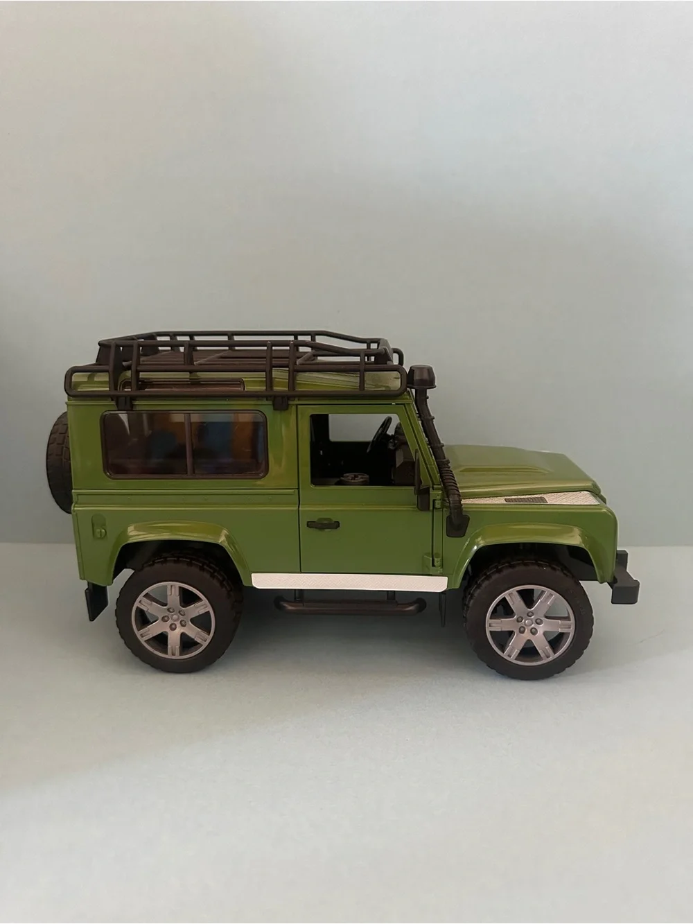 Bruder Land Rover Defender Station Wagon in olive green